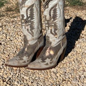 Corral Women’s Milagro Eagle Snip Toe Cowboy Boots